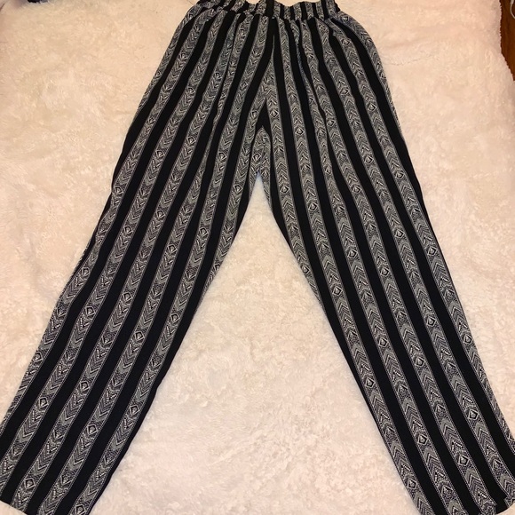 Patterned Loose-Fit Pants - Picture 3 of 3
